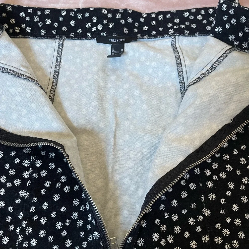 Forever 21 Daisy Zip Up Mini Pencil Skirt - Picture 3 of 5
